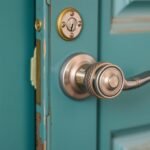 تصليح كالون الباب الخشب وتركيب اقفال امان اضافية | حماية قصوى للمنزل